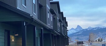 New Grand View Mountain Home “Smart Check-In”