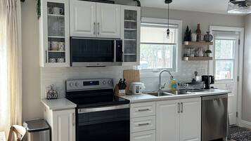 Refrigerador, microondas, horno, placa de cocina