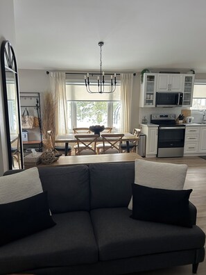 Smart-tv, een open haard en boeken