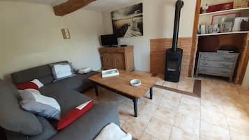 Una televisión, una chimenea