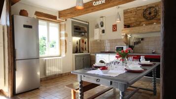 Microondas, horno, lavavajillas y trona infantil