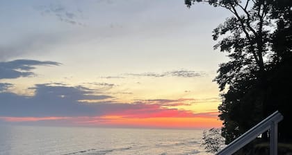 Cozy Lake Michigan Cottage- Perfect for relaxing picturesque lake stays