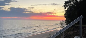Cozy Lake Michigan Cottage- Perfect for relaxing picturesque lake stays