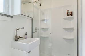 Serviettes fournies, savon, papier de toilette
