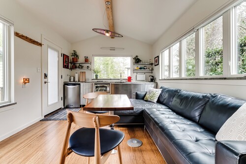 Peaceful tiny home with AC in charming Eugene perfect for getaway