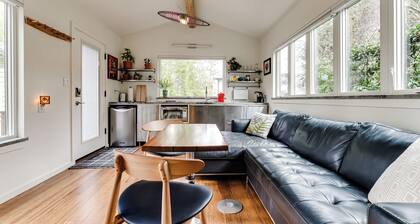 Peaceful tiny home with AC in charming Eugene perfect for getaway