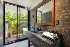 Shower, hair dryer, towels, soap -  Private 5BRs Pool Villa- Rice field.
 Best Sunrise view- Famiy-friendly- Hoi An (Thành phố Hội An)