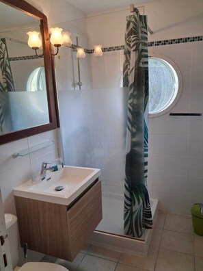 Een haardroger, handdoeken, zeep, toiletpapier