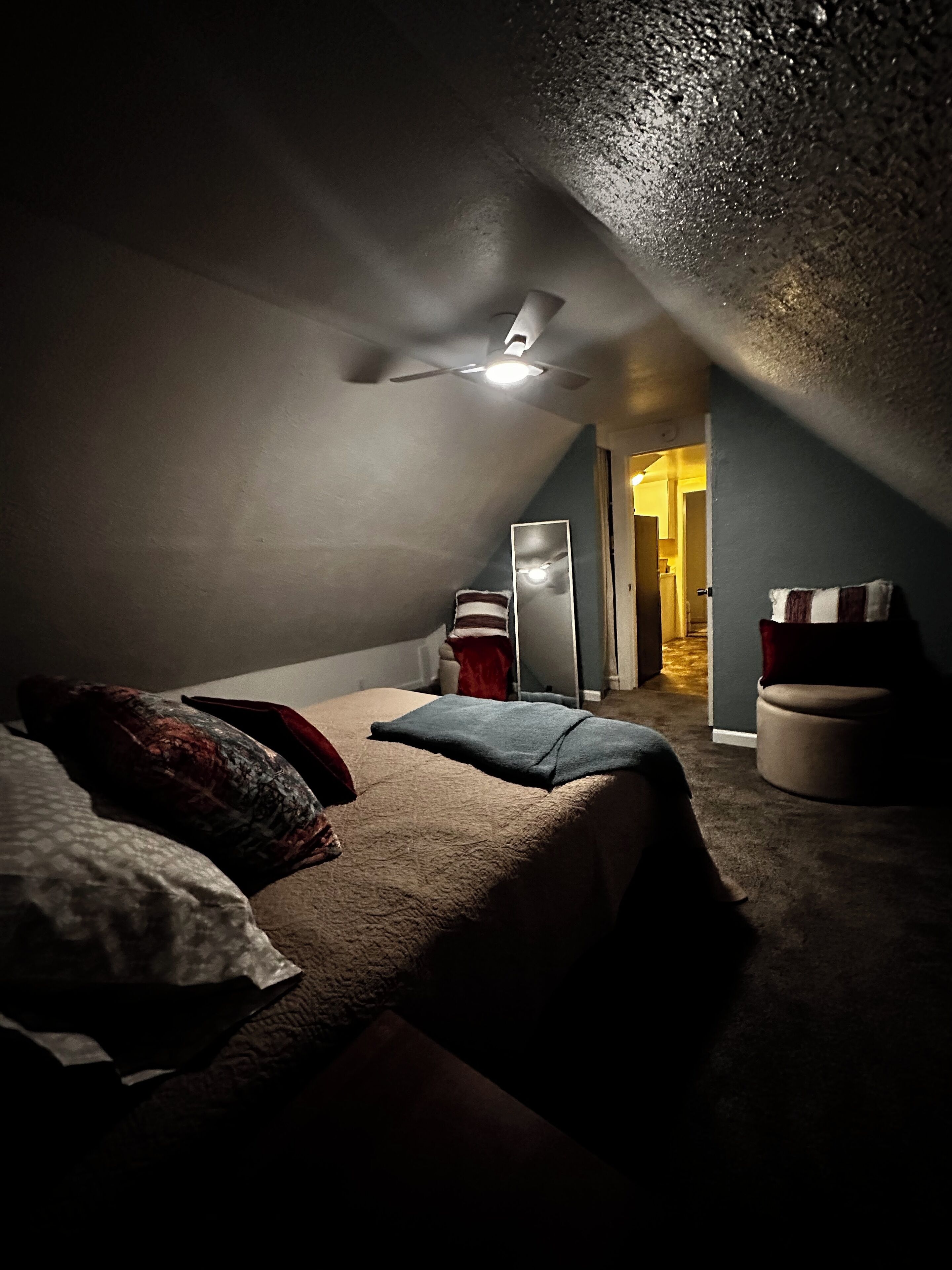 Tabla de planchar con plancha, wifi y ropa de cama 