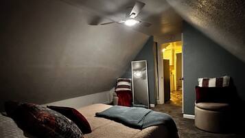 Tabla de planchar con plancha, wifi y ropa de cama