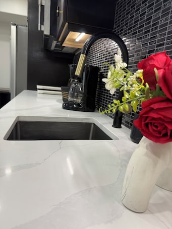 Private kitchen. Cozy and clean 1-bedroom apartment in Whitehorse. 10 minutes from city centre