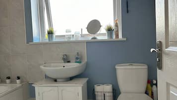 Room, 1 Bedroom | Bathroom