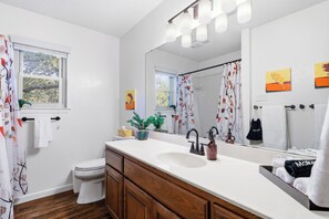 Shower, hair dryer, towels - Oakhaven - A Birdy Vacation Rental (Boerne)