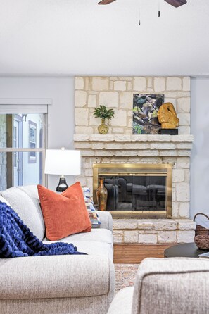 Smart TV, fireplace - Oakhaven - A Birdy Vacation Rental (Boerne)