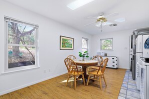 Dining - Oakhaven - A Birdy Vacation Rental (Boerne)