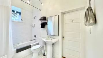 SĂšche-cheveux, serviettes fournies, savon, papier toilette