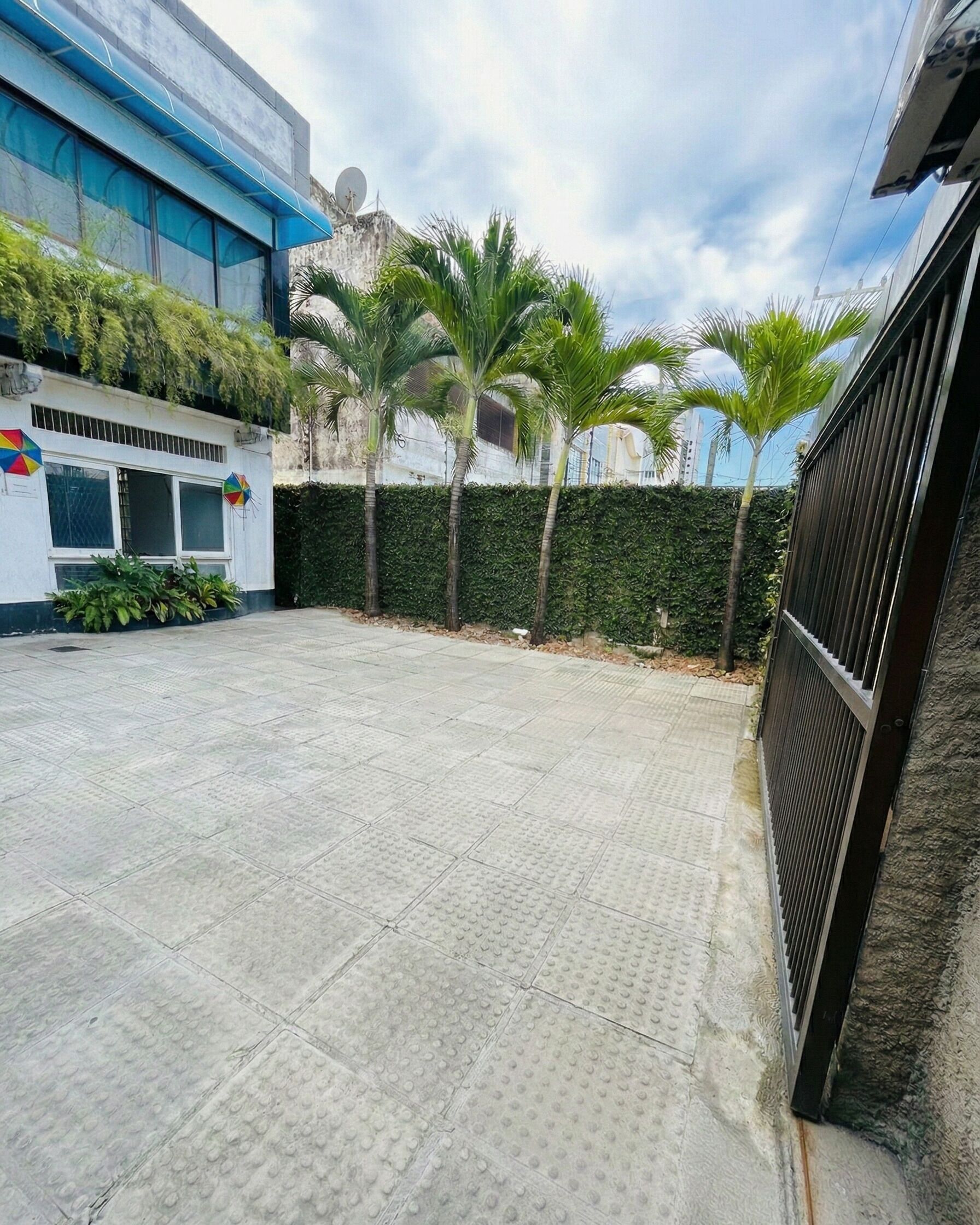 المنطقة المحيطة بالمنشأة