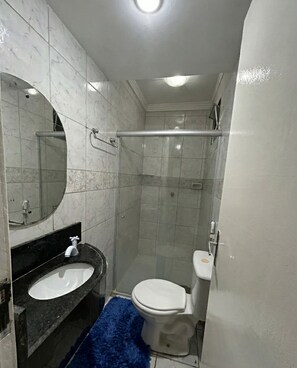 Habitación clásica con 1 cama matrimonial o 2 individuales | Baño | Toallas y papel de baño 