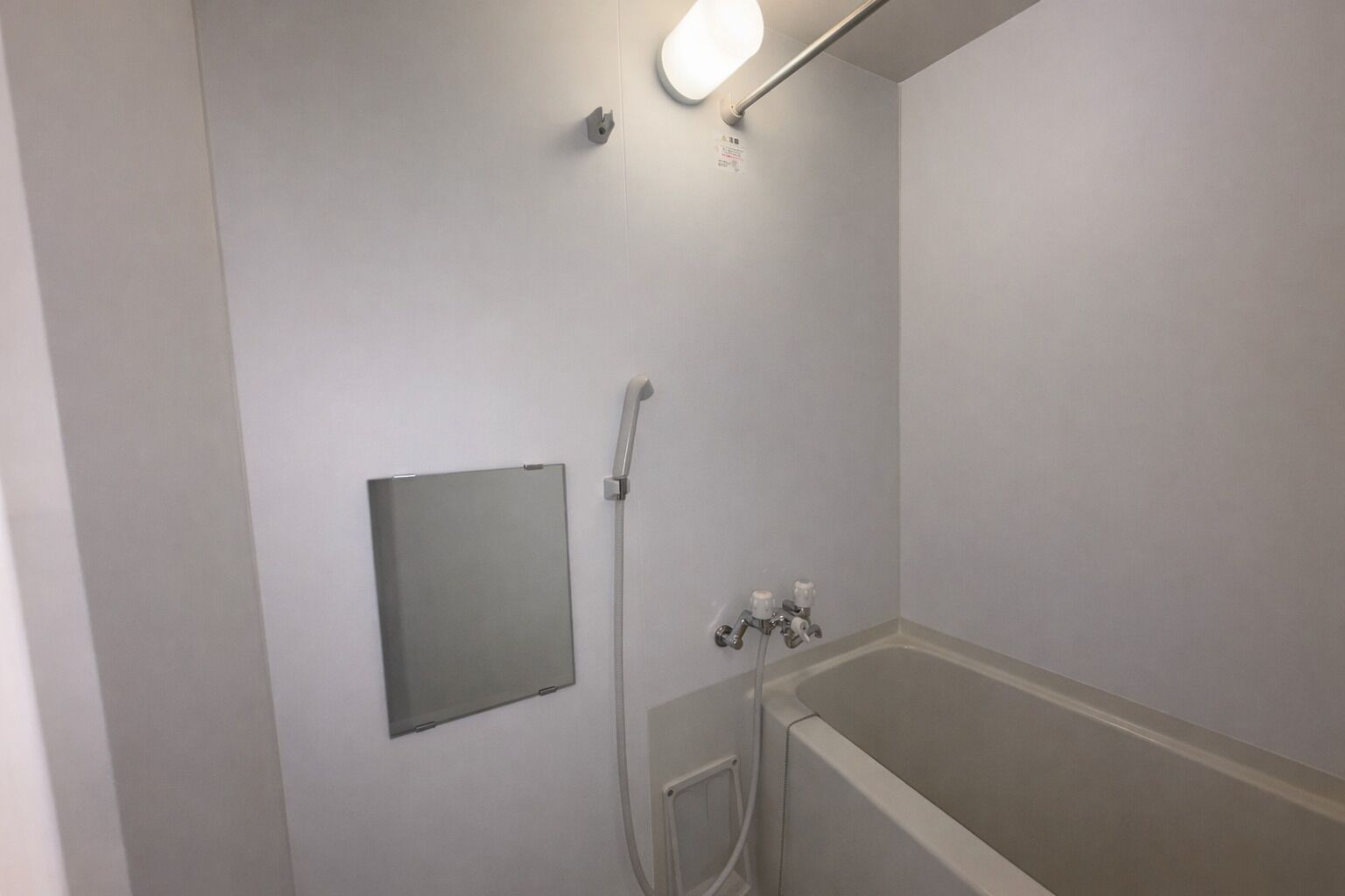 Bañera con ducha, artículos de tocador gratuitos, secador de pelo