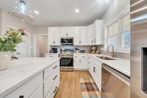 House, Multiple Beds, Balcony (LAKE Twin Cove) | Private kitchen - Lake Twin Cove - New! (Moneta)