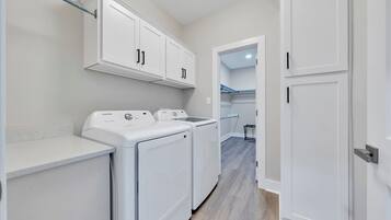 House, Multiple Beds, Balcony (LAKE Twin Cove) | Laundry