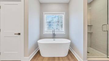 House, Multiple Beds, Balcony (LAKE Twin Cove) | Bathroom | Towels