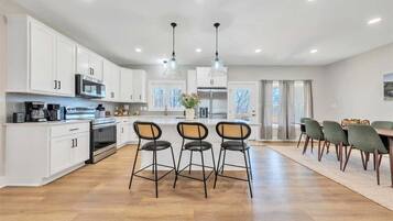 House, Multiple Beds, Balcony (LAKE Twin Cove) | Private kitchen