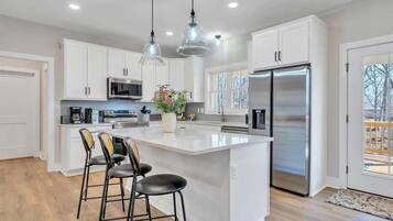 House, Multiple Beds, Balcony (LAKE Twin Cove) | Private kitchen