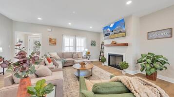 House, Multiple Beds, Balcony (LAKE Twin Cove) | Living area