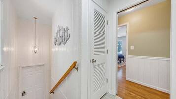 House, Multiple Beds, Hot Tub (LAKE Scenic Point) | Interior