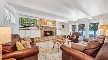 House, Multiple Beds, Hot Tub (LAKE Scenic Point) | Living area