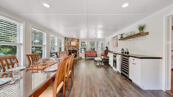 House, Multiple Beds, Hot Tub (LAKE Scenic Point) | 3 bedrooms, individually decorated, individually furnished, bed sheets