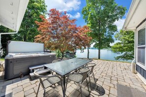 Outdoor dining - Scenic Point - Private Lakefront Home w/ Dock, Fire Pit, Outside Shower & Hot tub (Goodview)