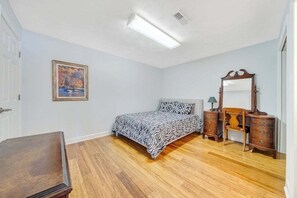 Room - Pappy's Place - Lakefront Home With Private Dock (Moneta)