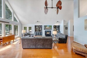 House, Berbilang Katil, Patio (LAKE Pappy's Place on Leeward) | Ruang tamu