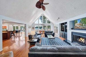 Hus - flera sängar - uteplats (LAKE Pappy's Place on Leeward) | Vardagsrum