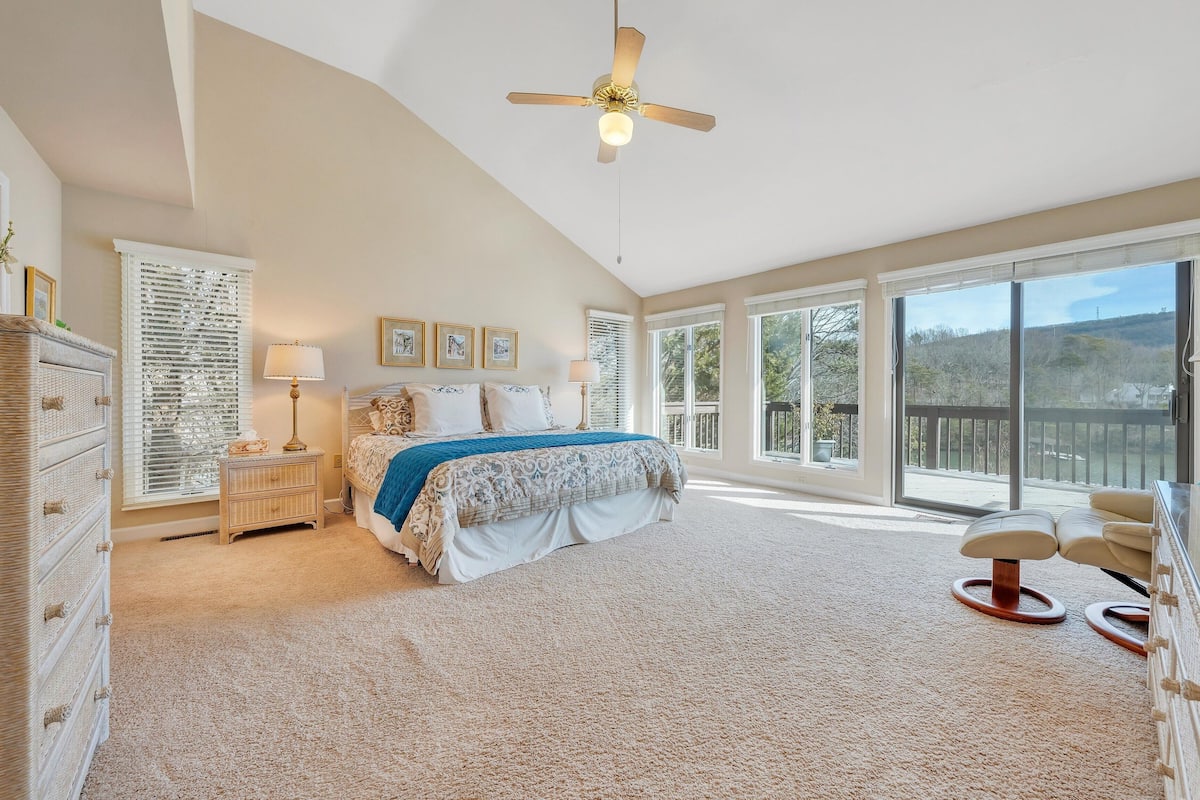 House, Multiple Beds, Pool Access (LAKE Allure)