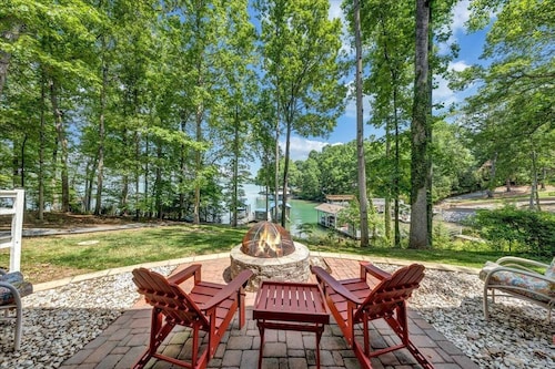 Lake Reflections - Lakefront With Private Dock, & Fire pit