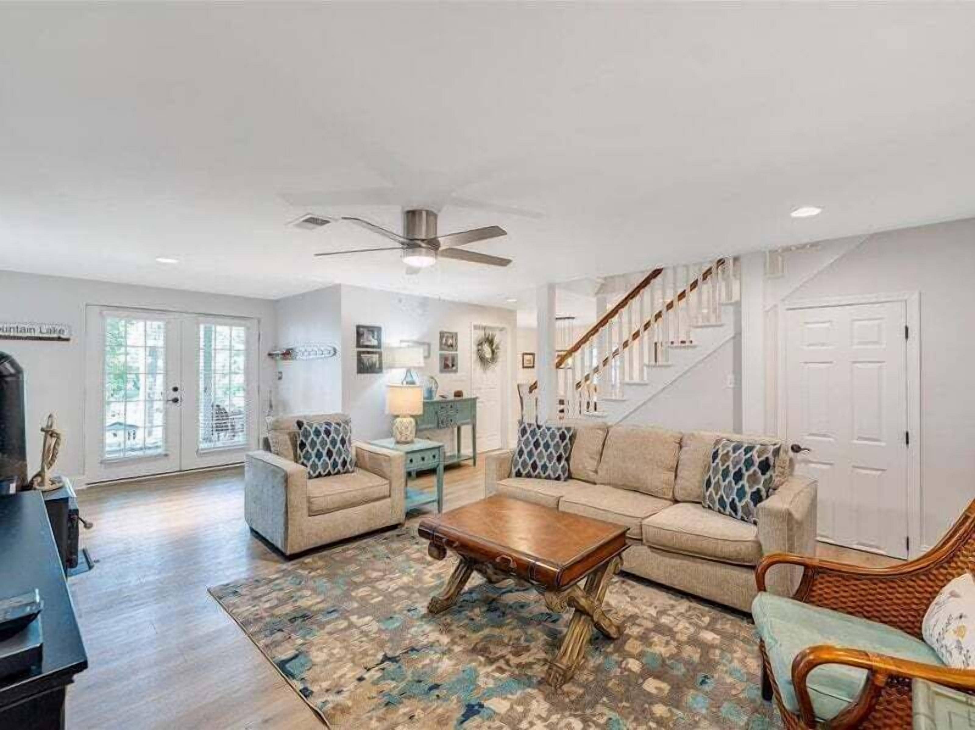 House, Multiple Beds, Patio (LAKE Reflections) | Living area