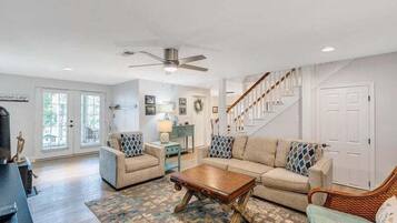 House, Multiple Beds, Patio (LAKE Reflections) | Living area