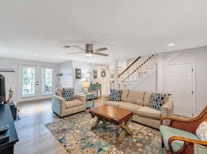 Living area - Lake Reflections - Lakefront With Private Dock, & Fire pit (Huddleston)