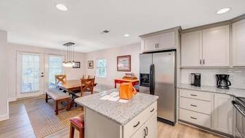 House, Multiple Beds, Patio (LAKE Reflections) | Private kitchen