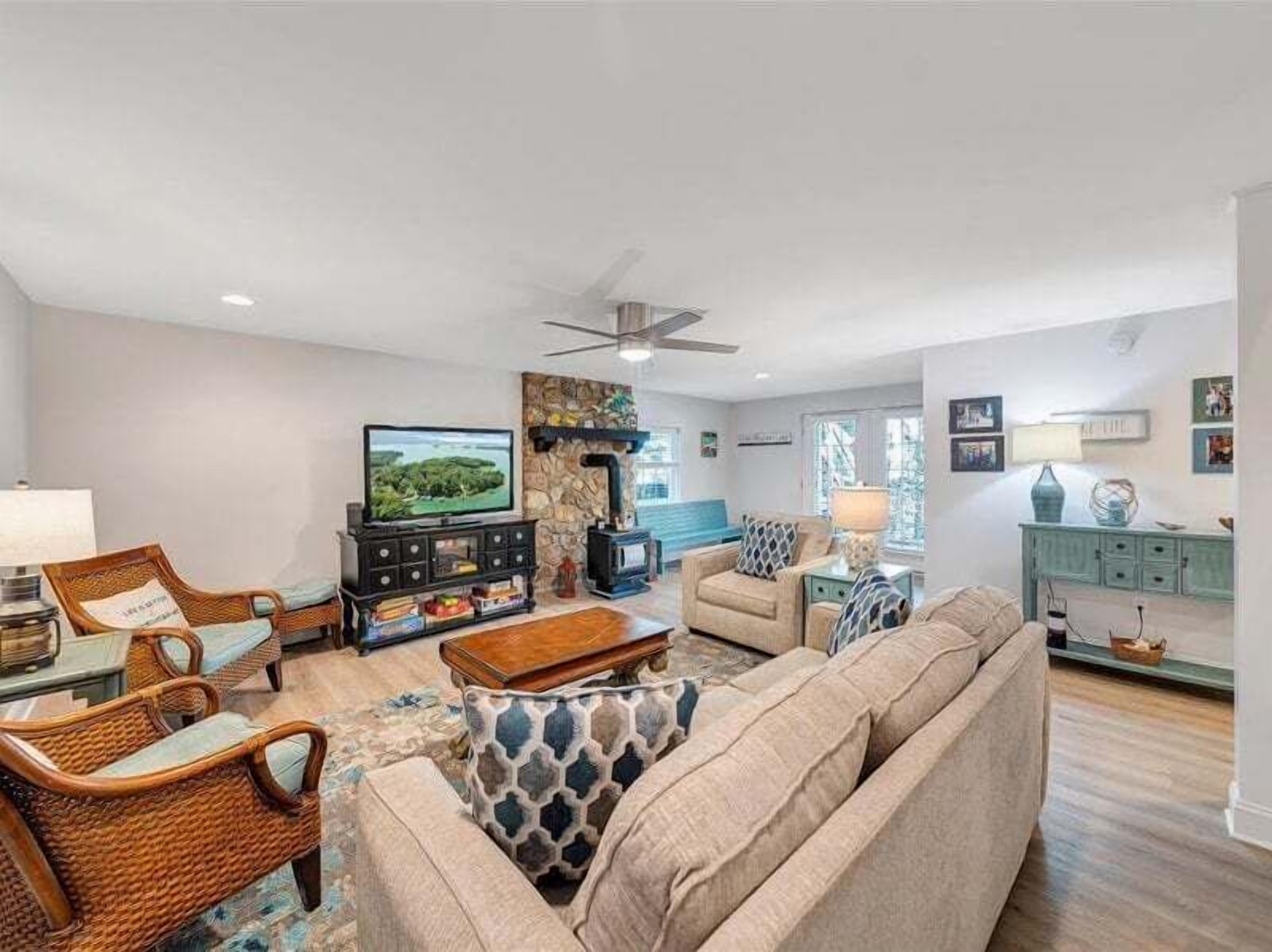 House, Multiple Beds, Patio (LAKE Reflections) | Living area