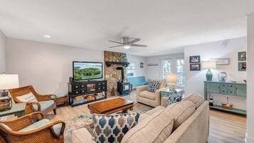 House, Multiple Beds, Patio (LAKE Reflections) | Living area