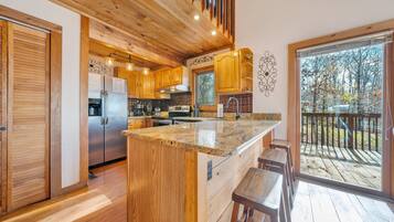 House, Multiple Beds, Hot Tub (LAKEside Lodge) | Private kitchen