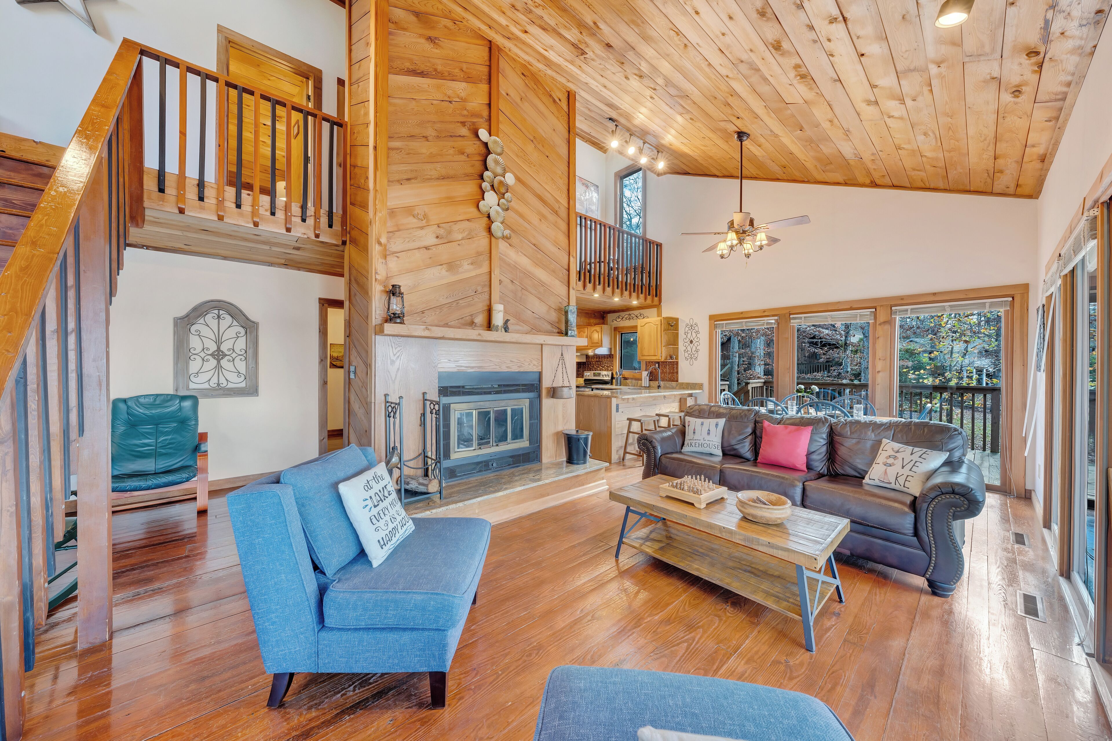 House, Multiple Beds, Hot Tub (LAKEside Lodge) | Living area