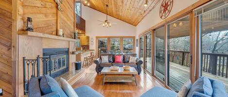 ハウス ベッド (複数台) スパ浴槽 (LAKEside Lodge) | リビング エリア