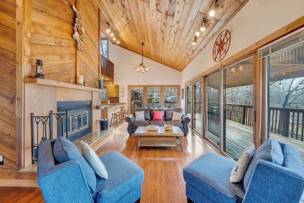 House, Multiple Beds, Hot Tub (LAKEside Lodge) | Living area