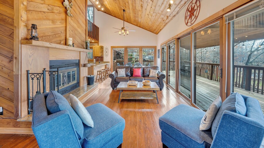 Lakeside Lodge - Lakefront Home With Private Dock & hot tub