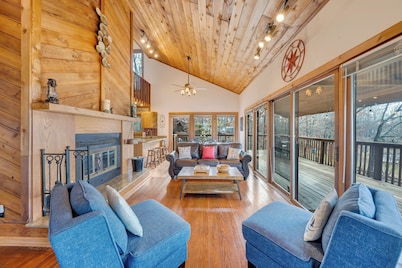 Lakeside Lodge - Lakefront Home With Private Dock & hot tub
